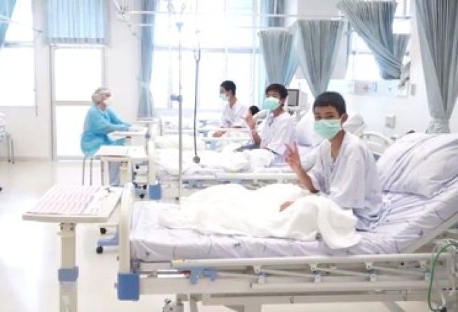 Captura de tela mostra meninos resgatados de caverna na Tailândia usando máscaras em hospital em Chiang Rai