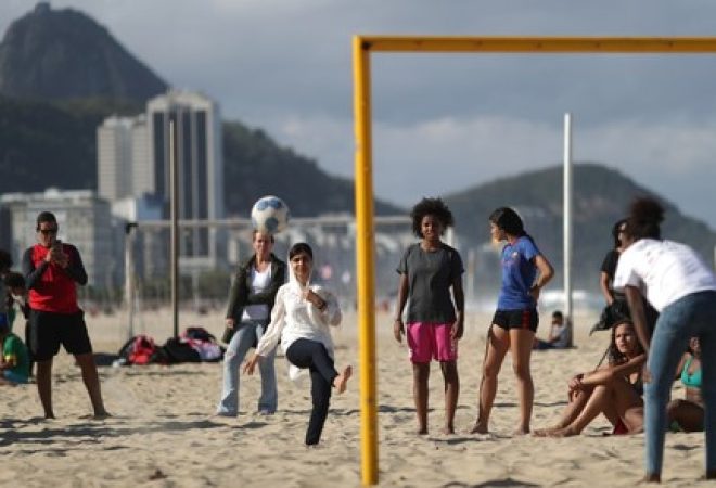 Malala joga futebol com meninas na praia de Copacabana no Rio de Janeiro