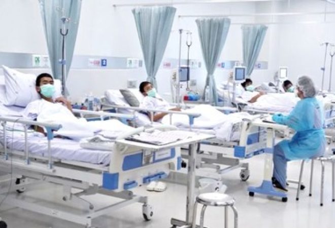 Captura de tela mostra meninos resgatados de caverna na Tailândia usando máscaras em hospital em Chiang Rai