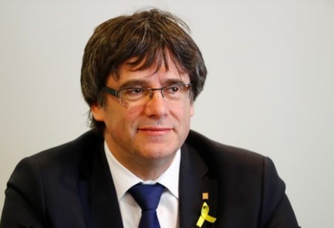 Ex-líder da Catalunha Carles Puigdemont durante reunião em Berlim, na Alemanha