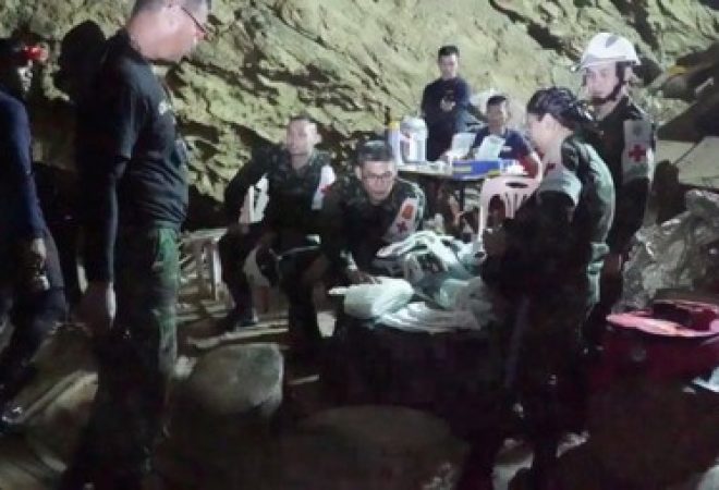 Equipes de resgate durante operação em caverna de Tham Luang, na Tailândia