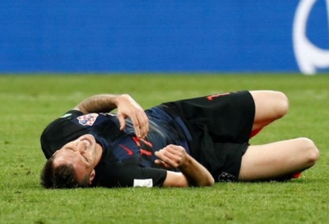 Atacante croata Mario Mandzukic caído em campo na partida contra a Inglaterra, em Moscou