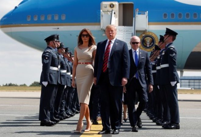 Presidente dos EUA, Donald Trump, e primeira-dama, Melanie Trump, desembarcam no Reino Unido