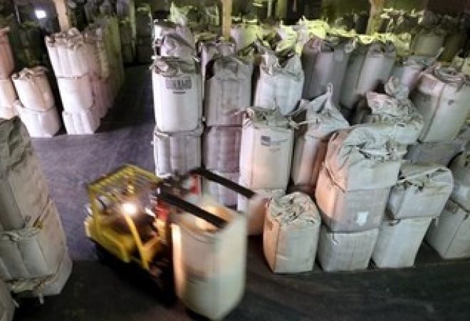 Trabalhador transporta sacas de café para exportação em armazém em Santos, no Brasil