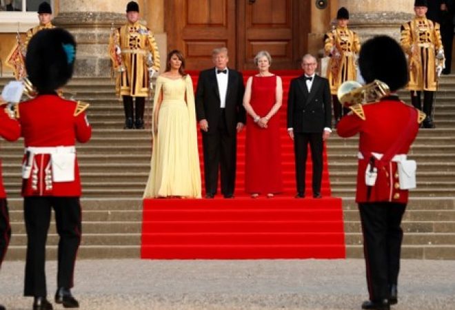 Theresa May e o marido Philip recebem Trump e Melania no Palácio de Blenheim