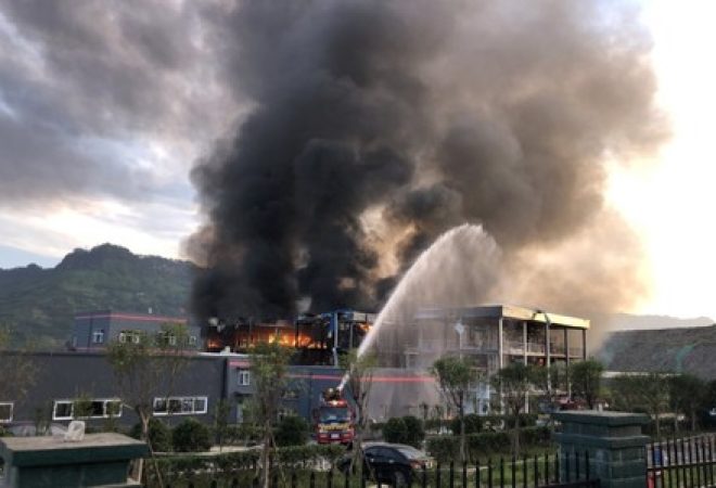 Bombeiros tentam apagar fogo em indústria química em Yibin, na China