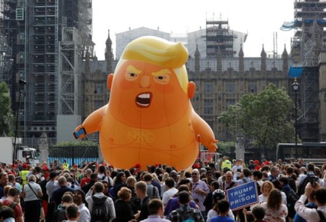 Boneco inflável de "bebê Trump" em frente ao Parlamento britânico