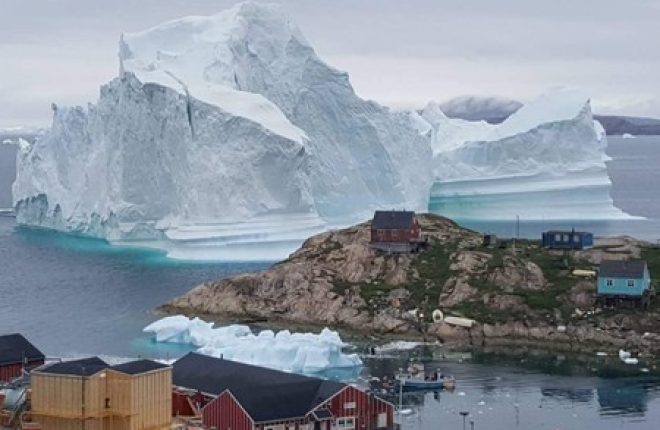 Iceberg gigante próximo ao vilarejo de Innaarsuit, na Groenlândia