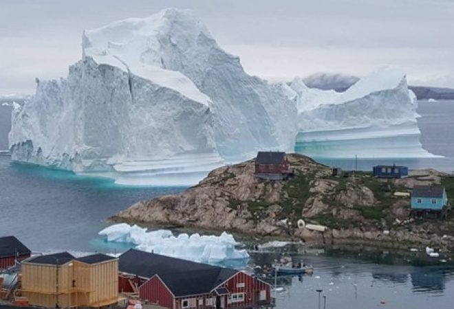 Iceberg gigante próximo ao vilarejo de Innaarsuit, na Groenlândia