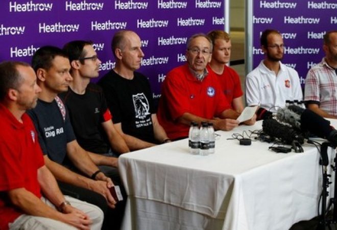 Mergulhadores britânicos que ajudaram no resgate de meninos tailandeses Rick Stanton, Chris Jewell, Connor Roe, Josh Bratchley, Jim Warny, Mike Clayton e Gary Mitchell, durante coletiva de imprensa em Londres