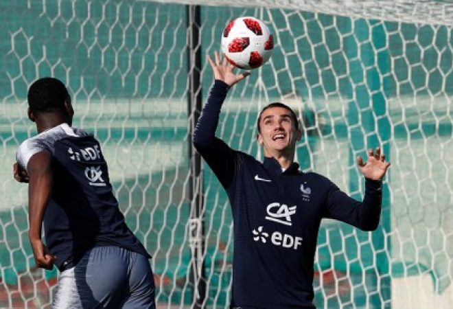 Atacante francês Antoine Griezmann durante treino para final da Copa