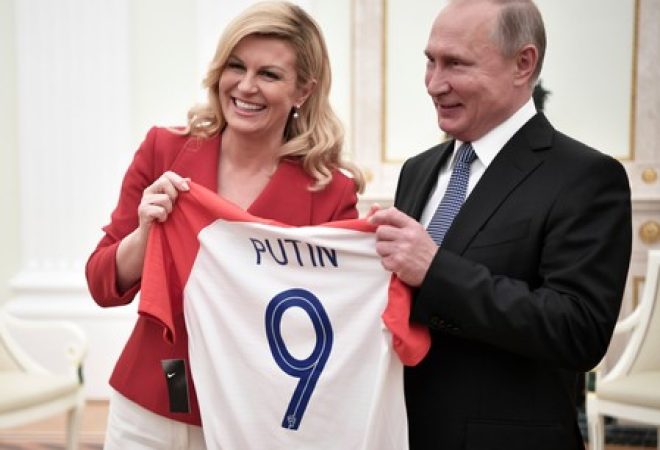 Presidente russo, Vladimir Putin, e presidente croata Grabar-Kitarovic em Moscou