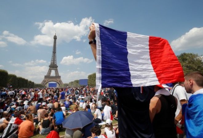 Torcedores franceses em frente à Torre Eiffel para assistir à final da Copa