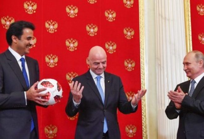 Emir do Catar, xeique Al-Thani, presidente da Fifa, Infantino, e presidente russo, Putin, em Moscou