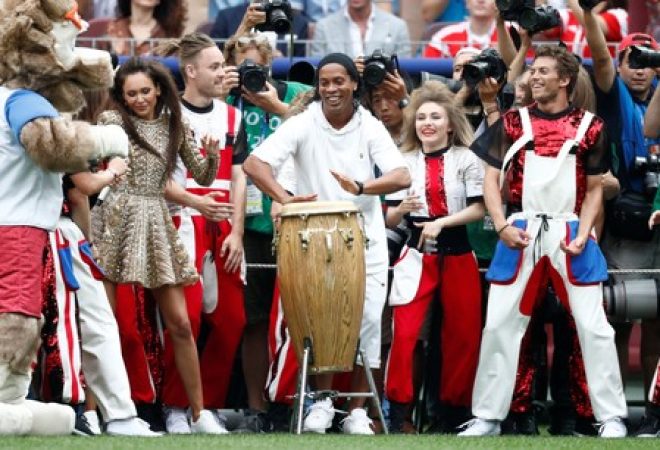 Ronaldinho Gaúcho participa do encerramento da Copa do Mundo