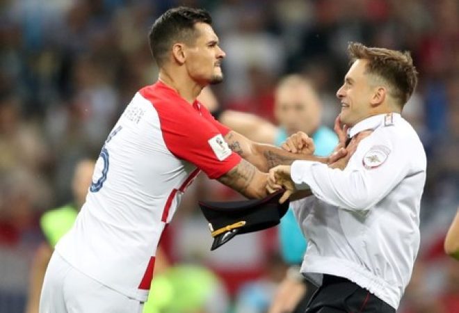 Zagueiro croata Lovren empurra pessoa que invadiu gramado durante final da Copa do Mundo