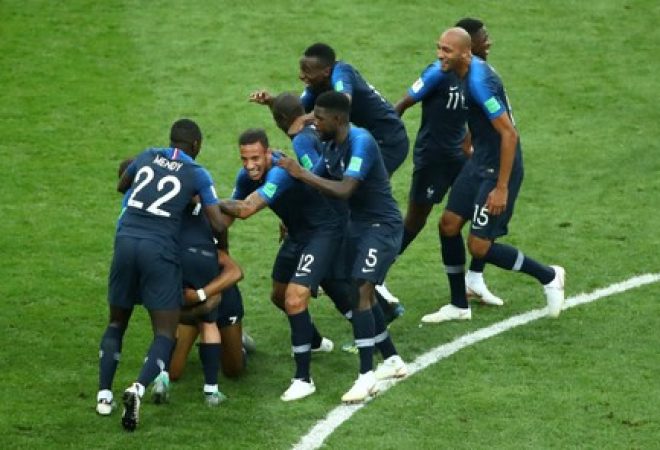 Jogadores franceses comemoram vitória na final da Copa do Mundo