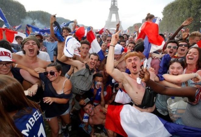 Torcedores franceses comemoram o título mundial em Paris