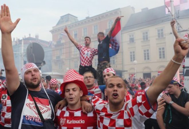 Torcedores croatas comemoram campanha do time na Copa do Mundo apesar de derrota na final
