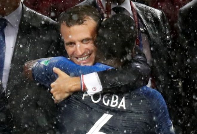 Presidente francês, Emmanuel Macron, abraça meio-campista Paul Pogba