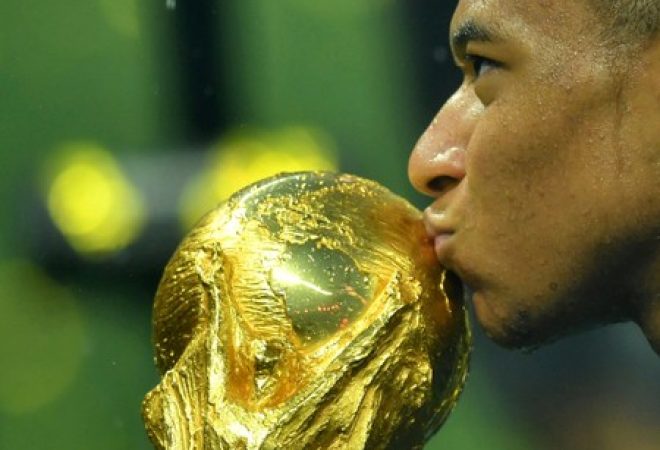 Kylian Mbappé beija a taça da Copa do Mundo