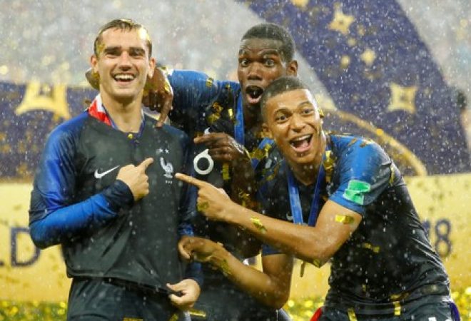 Franceses Griezmann, Pogba e Mbappé comemoram título mundial