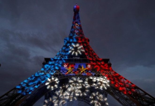 Torre Eiffel iluminada com cores da bandeira da França para comemorar vitória na Copa do Mundo