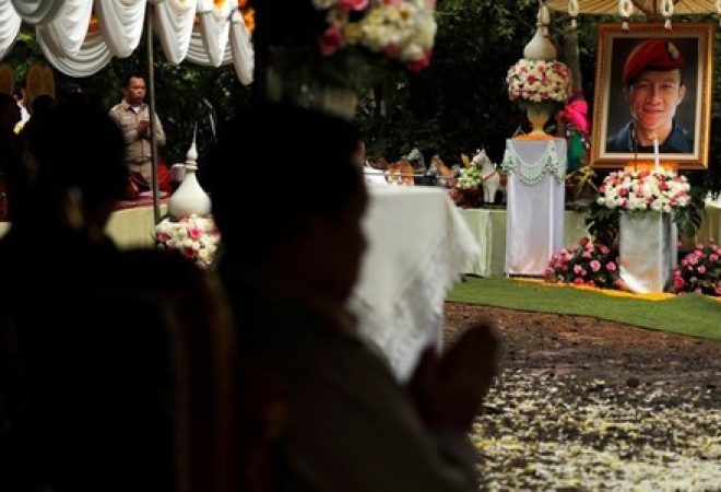Retrato de ex-membro da unidade de elite da Marinha tailandesa Samarn Kunan durante homenagem