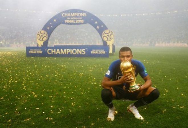 Atacante francês Mbappé comemora com a taça da Copa do Mundo