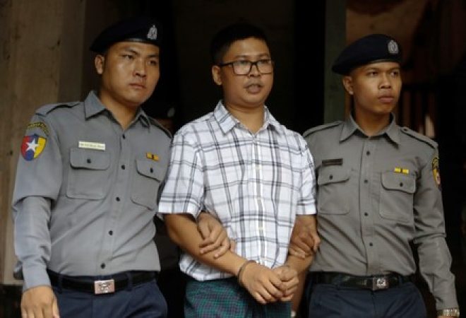Jornalista da Reuters Wa Lone é escoltado por policiais em tribunal de Yangon