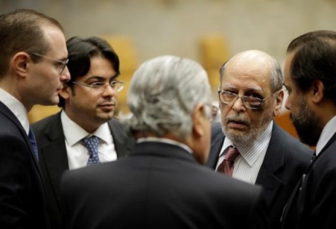 Advogado Sepúlveda Pertence conversa com colegas antes de sessão do STF