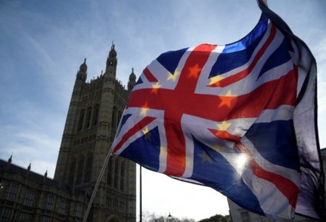 Manifestantes anti-Brexit acenam com bandeira britânica em frente ao Parlamento