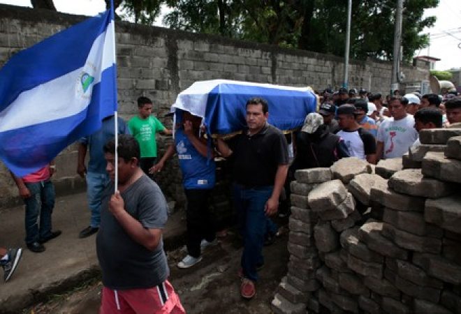 Familiares e amigos carregam caixão de homem morte durante confrontos em protestos na Nicarágua