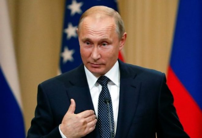 Presidente russo, Vladimir Putin, durante entrevista coletiva ao lado do presidente dos EUA, Donald Trump