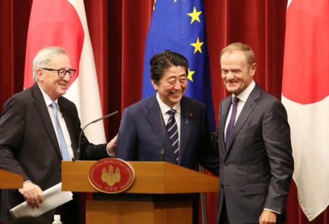 Primeiro-ministro do Japão, Shinzo Abe, presidente da Comissão Europeia, Jean-Claude Juncker e presidente do Conselho Europeu, Donald Tusk, durante coletiva de imprensa em Tóquio