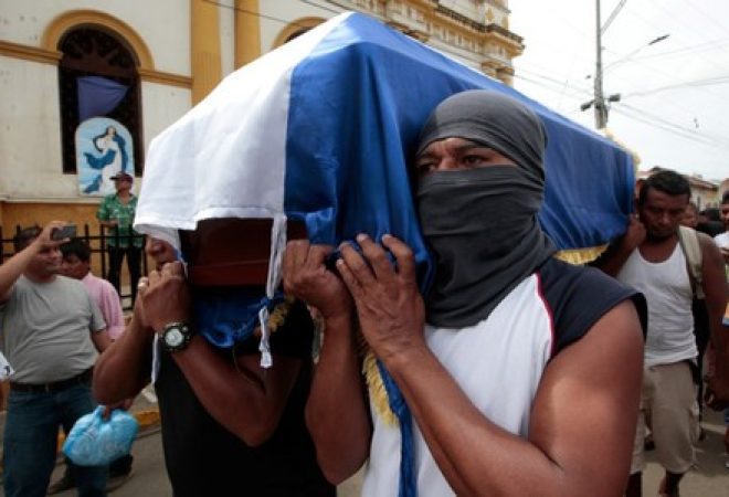 Manifestantes levam caixão de homem que morreu durante confronto com apoiadores do governo da Nicarágua
