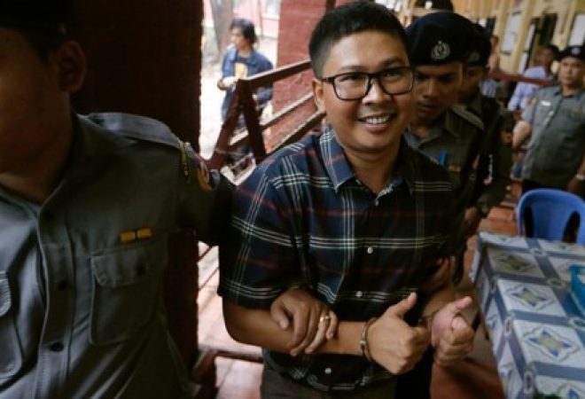 Repórter da Reuters Wa Lone, que está preso em Mianmar, é escoltado pela polícia ao deixar tribunal em Yangon
