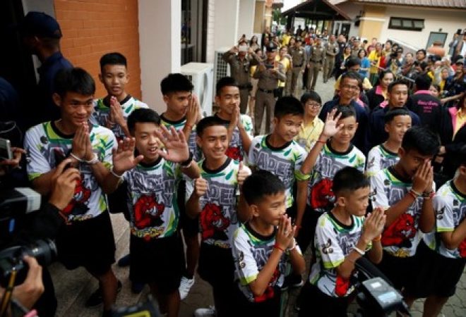 Meninos tailandeses e técnico chegam para entrevista coletiva após deixarem hospital