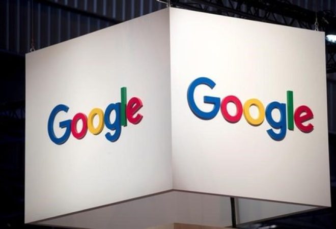 Logo do Google durante cúpula de tecnologia em Paris, França