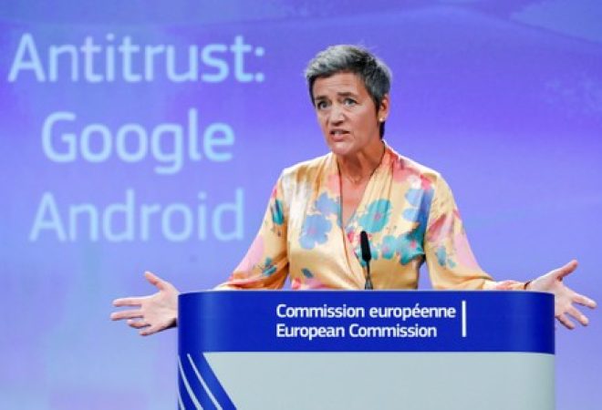 Comissária europeia de defesa da concorrência, Margrethe Vestager , fala durante entrevista sobre o Google em Bruxelas