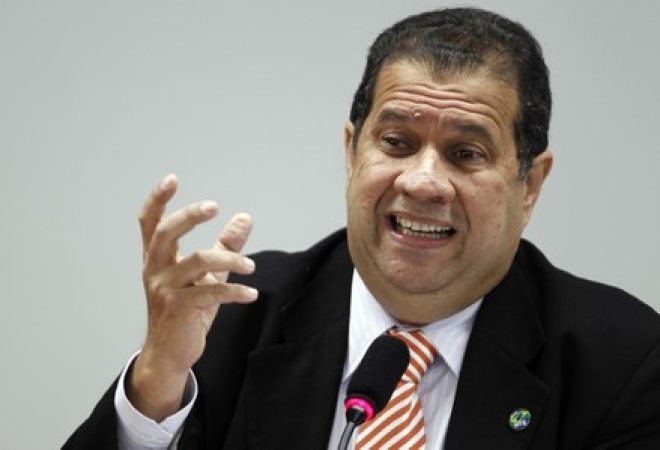 Carlos Lupi fala em comissão da Câmara dos Deputados em 2011