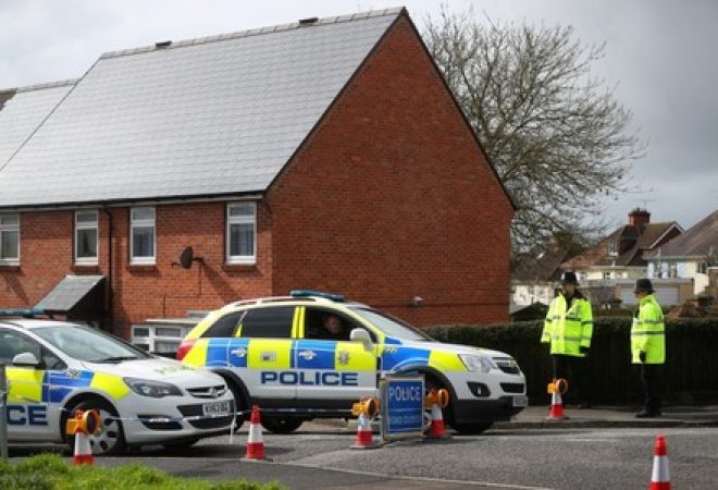 Policiais isolam área perto de casa do ex-espião russo Sergei Skripal em Salisbury, no Reino Unido
