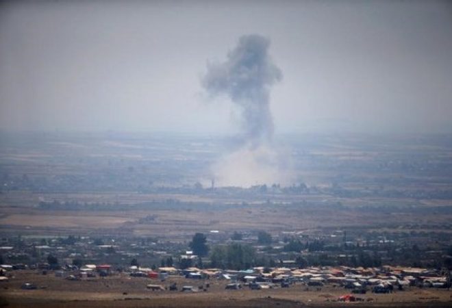 Fumaça após explosão na Síria vista das Colinas de Golã perto da fronteira com Israel