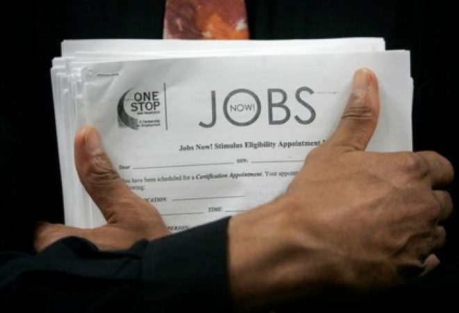 Homem carrega formulários para candidatos a empregos em centro de trabalho de San Francisco, na Califórnia