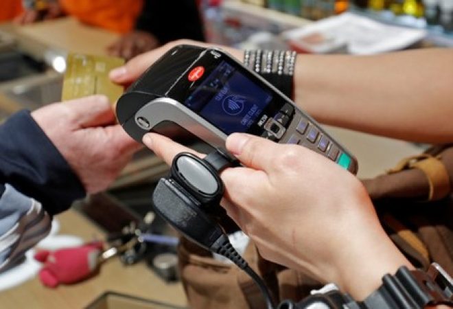 Consumidor paga com cartão em mercado Franprix, em Paris, na França