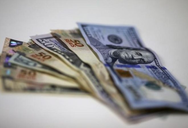 Notas de reais e dólares em foto ilustrativa