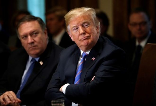 Presidente dos EUA, Donald Trump (à frente) durante reunião na Casa Branca em Washington, EUA