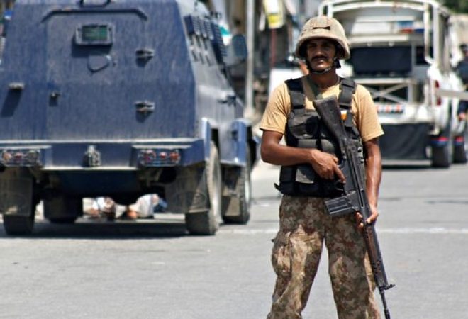 Soldado do Paquistão é visto em Mardan