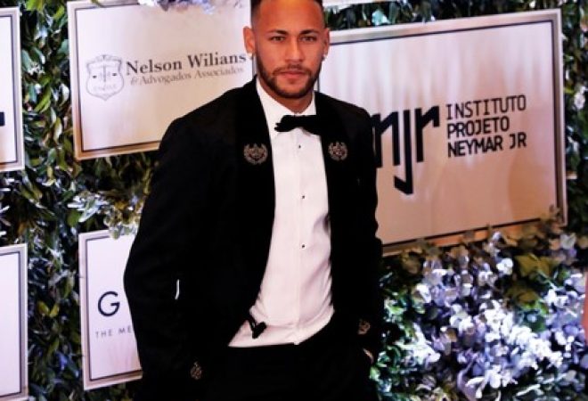 Neymar comparece a leilão promovido por instituto que leva seu nome em São Paulo