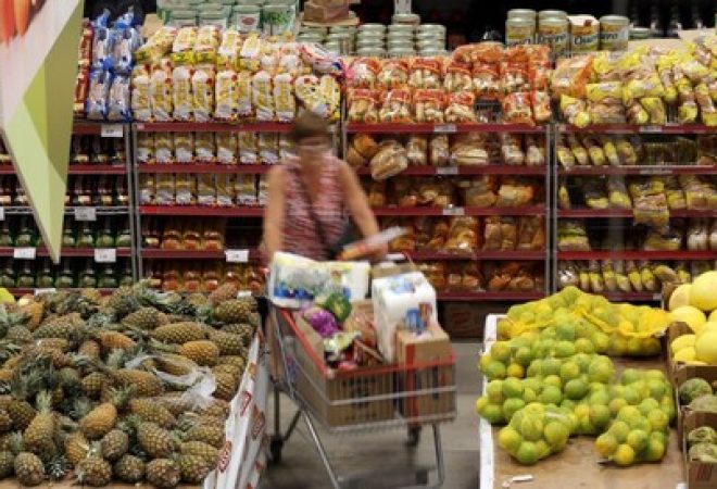 Consumidora faz compras em mercado em São Paulo